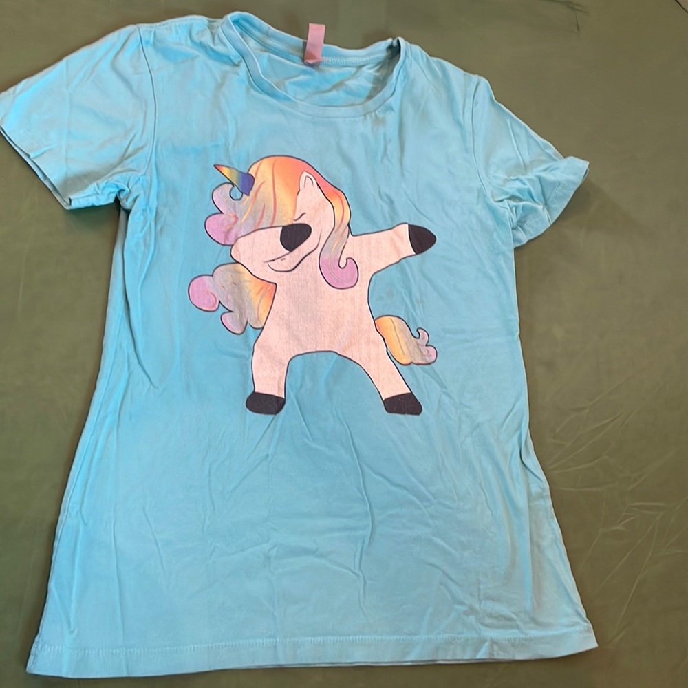 Girls unicorn tshirt size M